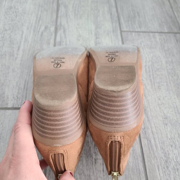 Soda women's brown suede ankle booties size 7 - Picture 12 of 13